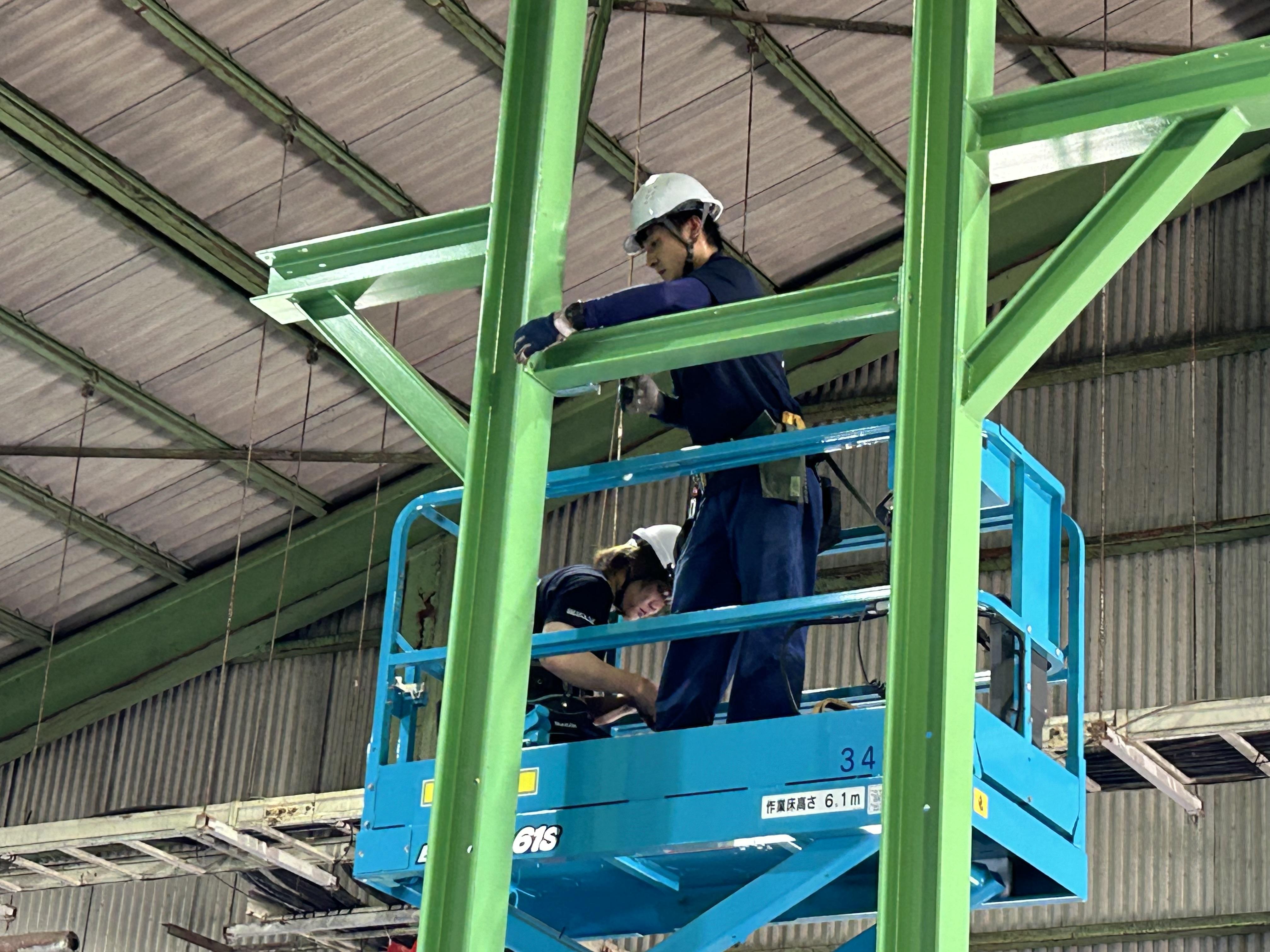 高所作業車にも乗って設置します