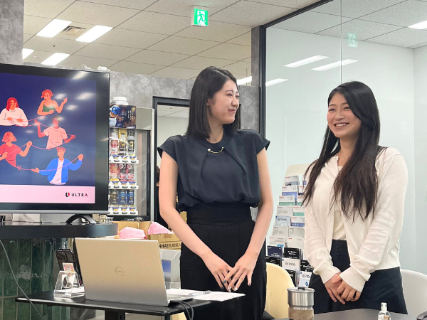 本社で行われた決算報告会！司会の２人です。
