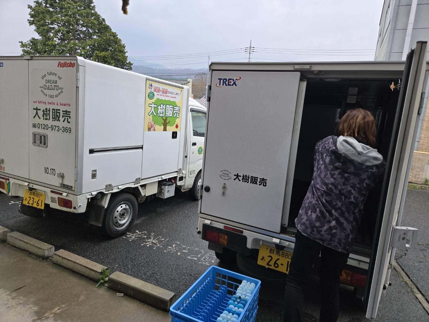 配達の車は後ろや両側ドアが開きます。