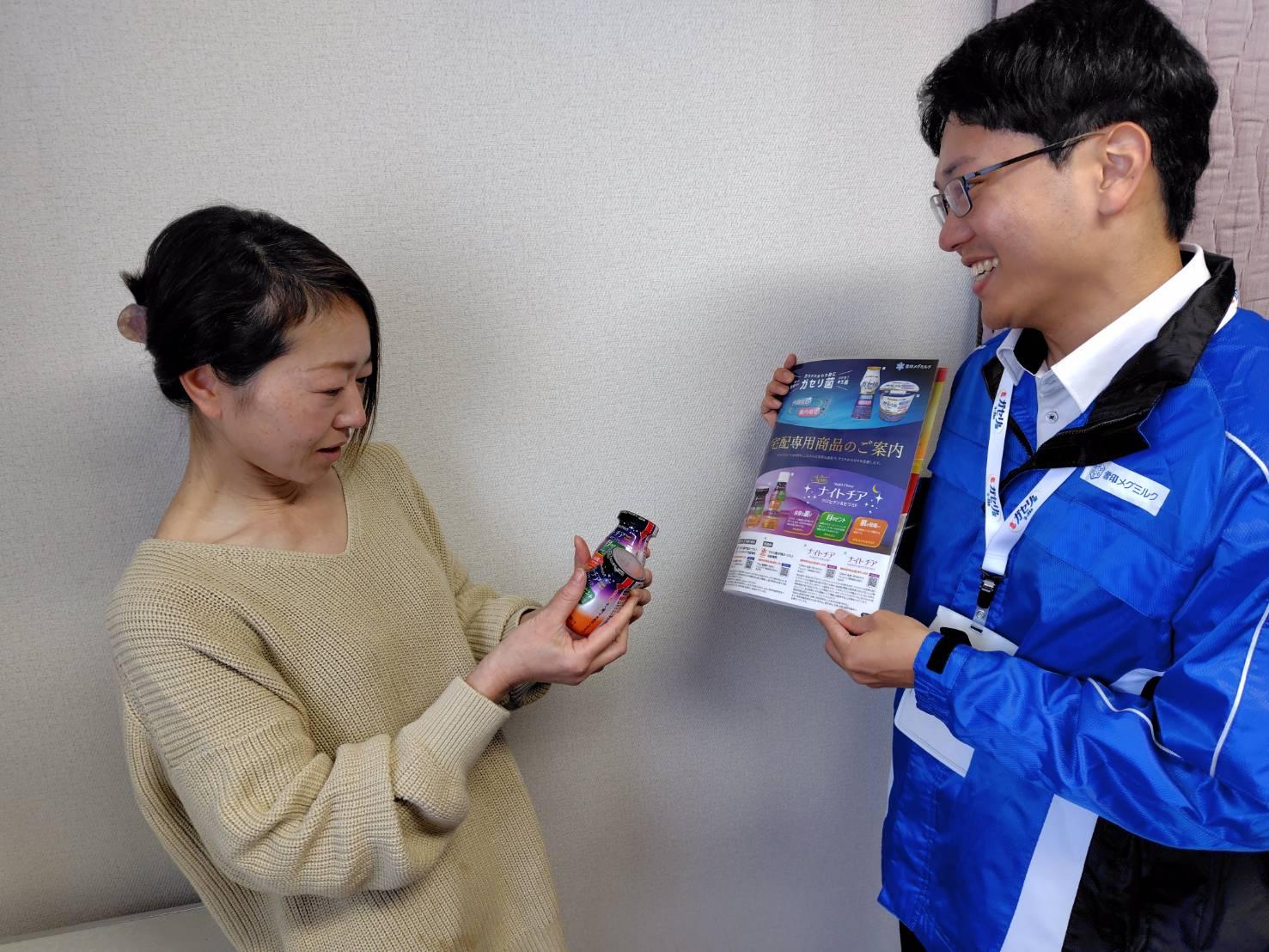 お客様に試供品をお渡しする様子